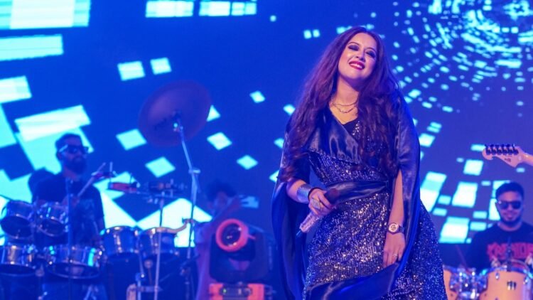 প্রথমবার মালয়েশিয়ায় গাইবেন ঐশী