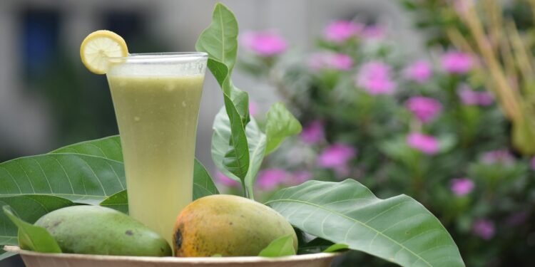 তীব্র গরমে প্রাণ জুড়াতে বানিয়ে ফেলুন কাঁচা আমের দারুণ শরবত