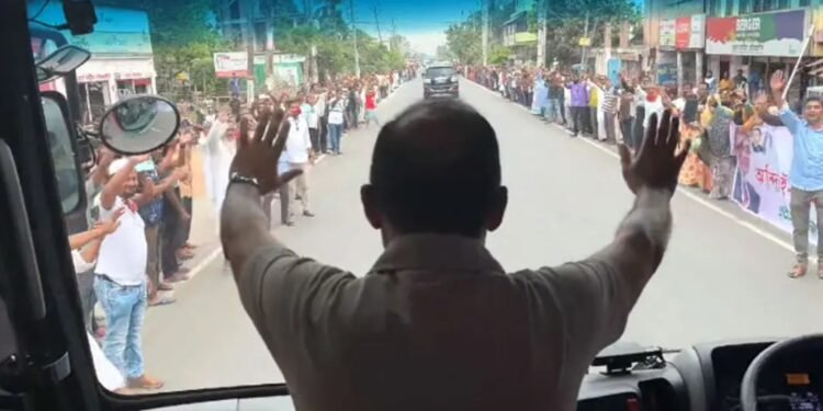 ৩০ কিলোমিটার রাস্তার দুই পাশে দাঁড়িয়ে তারেক রহমানকে বর্ণিল অভ্যর্থনা