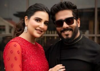 স্বামীর হয়ে ফের রাজপথে ‘লেডি সুপারস্টার’