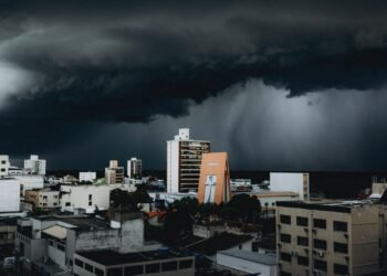 দেশের ১৭ অঞ্চলে ৬০ কিমি বেগে ঝড়ের আভাস
বিস্তারিত: 
#news #banglaflow #বাংলাফ্লো