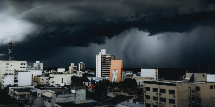 দেশের ১৭ অঞ্চলে ৬০ কিমি বেগে ঝড়ের আভাস
বিস্তারিত: 
#news #banglaflow #বাংলাফ্লো