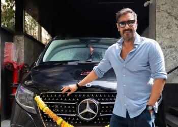 নিজেকে মার্সিডিজ উপহার দিলেন অজয়