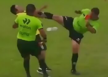 আক্রমণকারীকে ‘কারাতে কিক’ মারলেন রেফারি