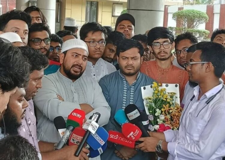 ড. ইউনূসকে রাজপথে বিক্ষোভে নামার আহ্বান নাহিদ ইসলামের