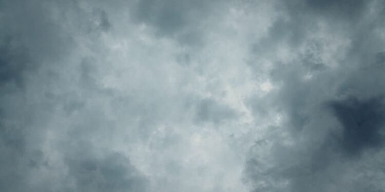 ঢাকার আকাশে মেঘের আনাগোনা, স্বস্তির বৃষ্টি নামবে কি?