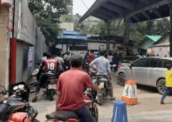 জ্বালানি সংকটে ধুঁকছে রাইডশেয়ারিং খাত