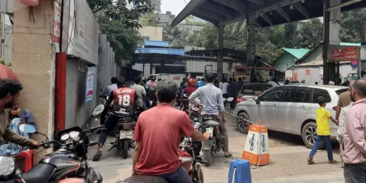 জ্বালানি সংকটে ধুঁকছে রাইডশেয়ারিং খাত