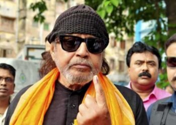 ভিআইপি সুবিধা ছেড়ে লাইনে দাঁড়িয়ে ভোট দিলেন মিঠুন চক্রবর্তী