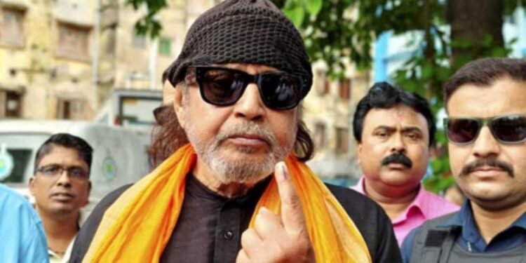 ভিআইপি সুবিধা ছেড়ে লাইনে দাঁড়িয়ে ভোট দিলেন মিঠুন চক্রবর্তী