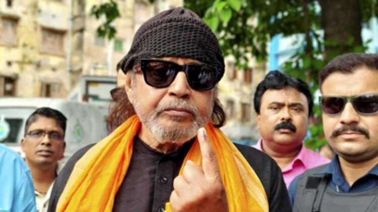 ভিআইপি সুবিধা ছেড়ে লাইনে দাঁড়িয়ে ভোট দিলেন মিঠুন চক্রবর্তী