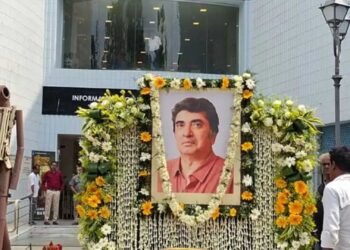 ফুলেল শ্রদ্ধায় সিক্ত ‘ভূতের ভবিষ্যৎ’ নির্মাতা অনীক দত্ত