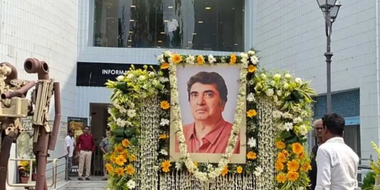 ফুলেল শ্রদ্ধায় সিক্ত ‘ভূতের ভবিষ্যৎ’ নির্মাতা অনীক দত্ত
