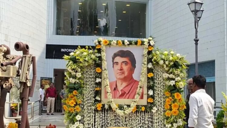 ফুলেল শ্রদ্ধায় সিক্ত ‘ভূতের ভবিষ্যৎ’ নির্মাতা অনীক দত্ত