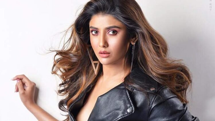 নতুন পরিচয়ে বিশ্বমঞ্চে পার্নো মিত্র