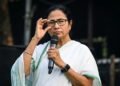 মমতার পদত্যাগে অস্বীকৃতি: পশ্চিমবঙ্গে বড় ধরনের সাংবিধানিক সংকটের শঙ্কা