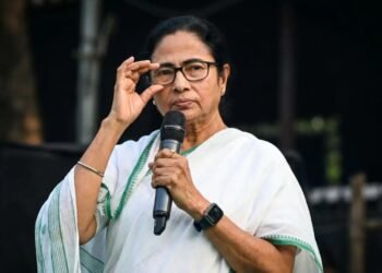 মমতার পদত্যাগে অস্বীকৃতি: পশ্চিমবঙ্গে বড় ধরনের সাংবিধানিক সংকটের শঙ্কা