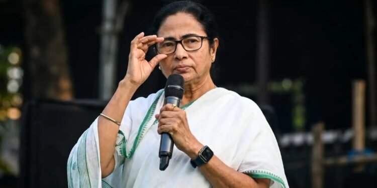 মমতার পদত্যাগে অস্বীকৃতি: পশ্চিমবঙ্গে বড় ধরনের সাংবিধানিক সংকটের শঙ্কা