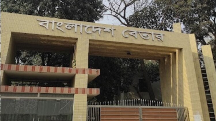 বিতর্কের পর বেতারের সংবাদ উপস্থাপকদের ড্রেস কোড বাতিল করল বেতার