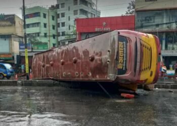 রাজধানীর নর্দ্দায় দুই বাসের সংঘ/র্ষে প্রা/ণ গেল ৪ জনের
