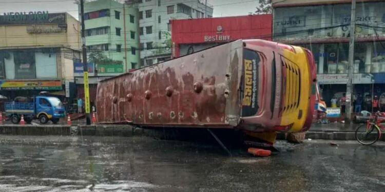 রাজধানীর নর্দ্দায় দুই বাসের সংঘ/র্ষে প্রা/ণ গেল ৪ জনের