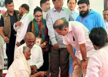 তারেক রহমানকে কাছে পেয়ে আবেগাপ্লুত দৃষ্টিহীন বৃদ্ধা