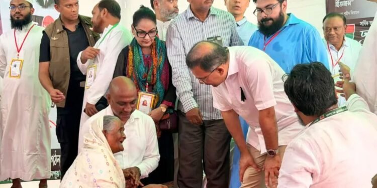 তারেক রহমানকে কাছে পেয়ে আবেগাপ্লুত দৃষ্টিহীন বৃদ্ধা