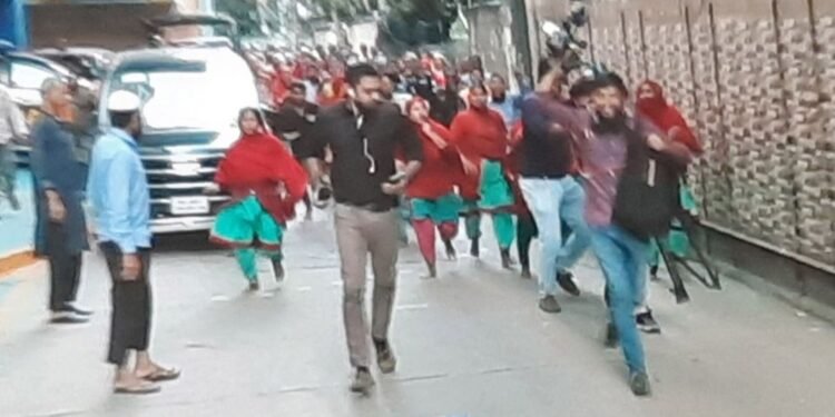৬ নবজাতকের মৃত্যু: তথ্য সংগ্রহে গিয়ে আদ্-দ্বীন হাসপাতালে হামলার শিকার সাংবাদিকরা