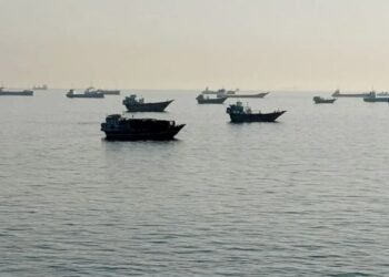 হরমুজ প্রণালিতে আটকা ১৩ ভারতীয় জাহাজ