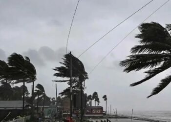 দেশের ৯ অঞ্চলে ধেয়ে আসছে ঝড়, নদীবন্দরে সতর্কতা