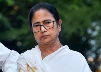 বিপর্যায় কাটিয়ে ‘রিসেট মোমেন্ট’: জেলা নেতাদের নিয়ে কালিপদঘাটে বসছেন মমতা