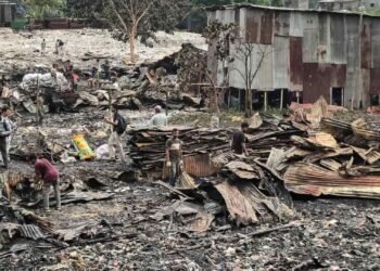কালশীতে বস্তিতে আগুন: সর্বস্ব হারিয়ে খোলা আকাশের নিচে শত শত মানুষ