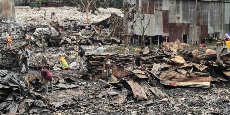 কালশীতে বস্তিতে আগুন: সর্বস্ব হারিয়ে খোলা আকাশের নিচে শত শত মানুষ