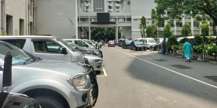 প্রথম কর্মদিবসে সচিবালয়ে উপস্থিতি কম
