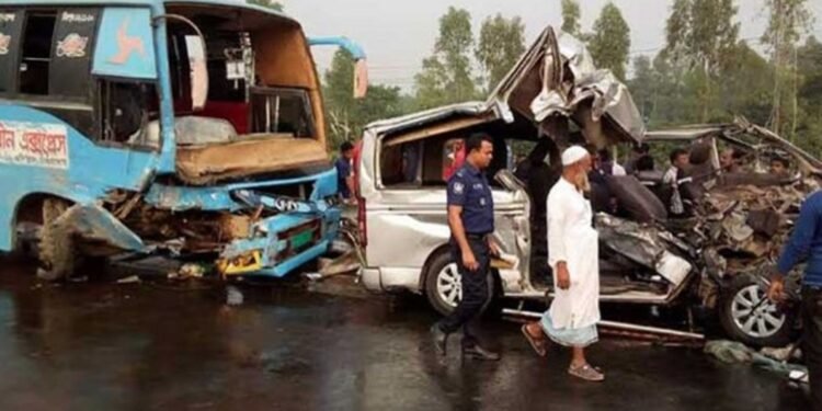 ঈদুল আজহায় সড়কে প্রতিদিন গড়ে ঝরল ২২ প্রাণ