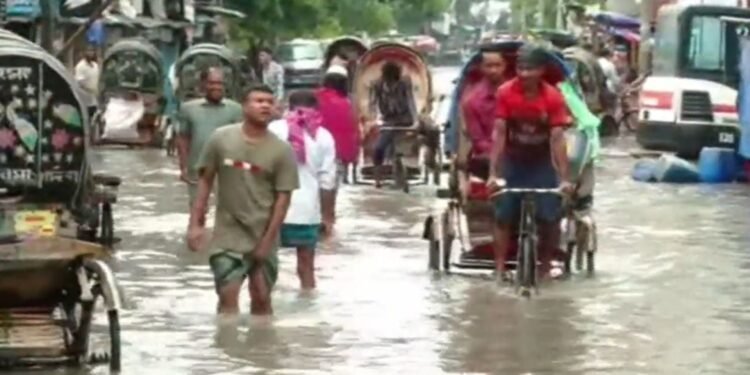 মাত্র আধা ঘণ্টার বৃষ্টিতে জলমগ্ন চট্টগ্রাম, চরম ভোগান্তিতে নগরবাসী