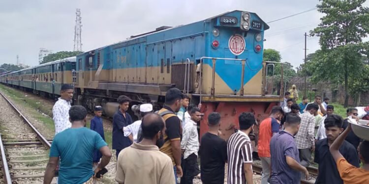 ফেনী স্টেশনে ট্রেনের ইঞ্জিনে অগ্নিকাণ্ড