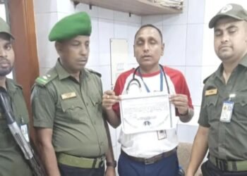 ঢাকা মেডিকেলের বহির্বিভাগ থেকে ভুয়া চিকিৎসক নান্টু সাহা আটক