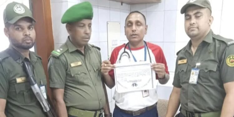 ঢাকা মেডিকেলের বহির্বিভাগ থেকে ভুয়া চিকিৎসক নান্টু সাহা আটক