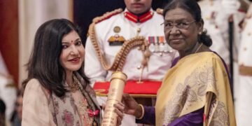 হুইলচেয়ারে অলকা ইয়াগনিক: পদ্মভূষণ গ্রহণের ভিডিও ঘিরে ভক্তদের গভীর উদ্বেগ