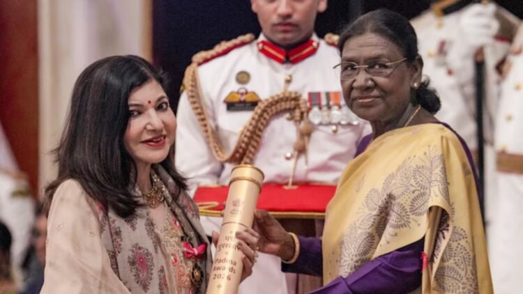 হুইলচেয়ারে অলকা ইয়াগনিক: পদ্মভূষণ গ্রহণের ভিডিও ঘিরে ভক্তদের গভীর উদ্বেগ