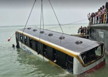 দৌলতদিয়া ঘাটে নিয়ন্ত্রণ হারিয়ে পদ্মায় পড়ল বাস, প্রাণে বাঁচলেন ৩৮ যাত্রী
বিস্তারিত: 
#news #banglaflow #বাংলাফ্লো