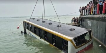 দৌলতদিয়া ঘাটে নিয়ন্ত্রণ হারিয়ে পদ্মায় পড়ল বাস, প্রাণে বাঁচলেন ৩৮ যাত্রী
বিস্তারিত: 
#news #banglaflow #বাংলাফ্লো