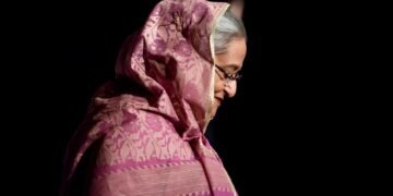 অবসরের জল্পনা উড়িয়ে দিলেন শেখ হাসিনা, দিলেন দেশে ফেরার বার্তা