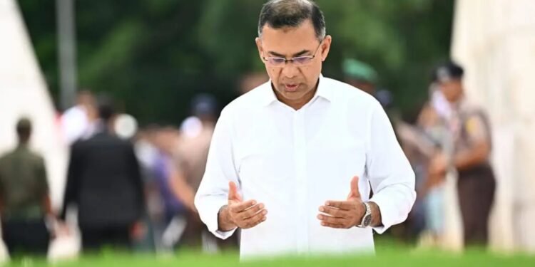 দেশে ফিরেই বাবা-মায়ের কবর জিয়ারত করলেন প্রধানমন্ত্রী তারেক রহমান