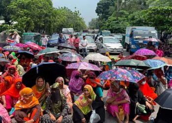 বকেয়া বেতনের দাবিতে রাস্তায় শ্রমিকরা, তেজগাঁওয়ে তীব্র যানজট