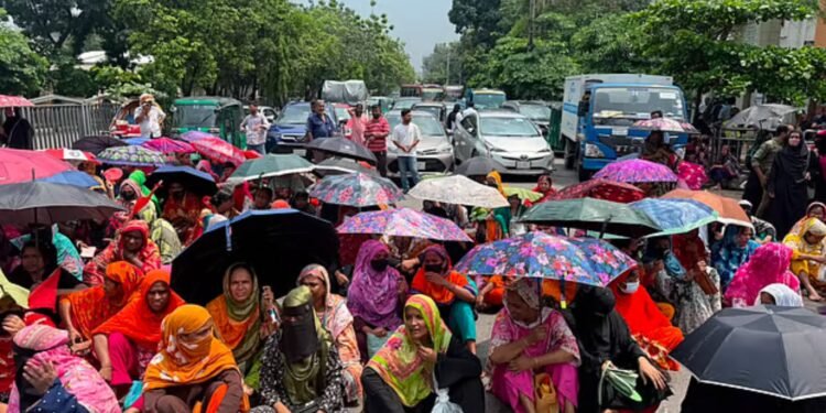 বকেয়া বেতনের দাবিতে রাস্তায় শ্রমিকরা, তেজগাঁওয়ে তীব্র যানজট