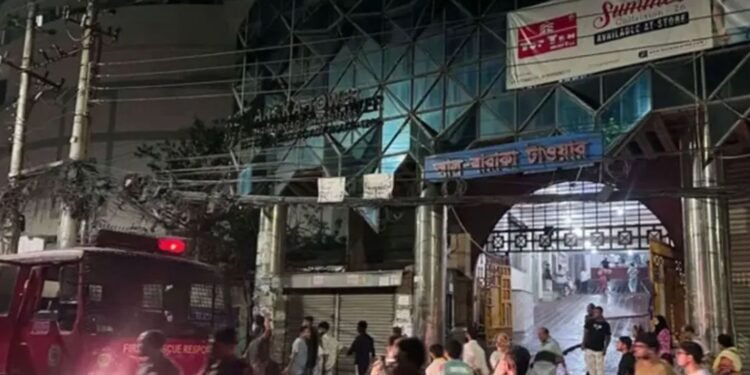 রাজধানীর কাঁটাবনে বহুতল ভবনে ভয়াবহ আগুনে দুই যুবকের মৃত্যু