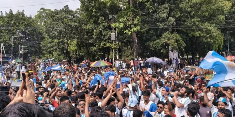 টিএসসি ও রাজু ভাস্কর্য এলাকায় ‘মেসি মেসি’ স্লোগান
