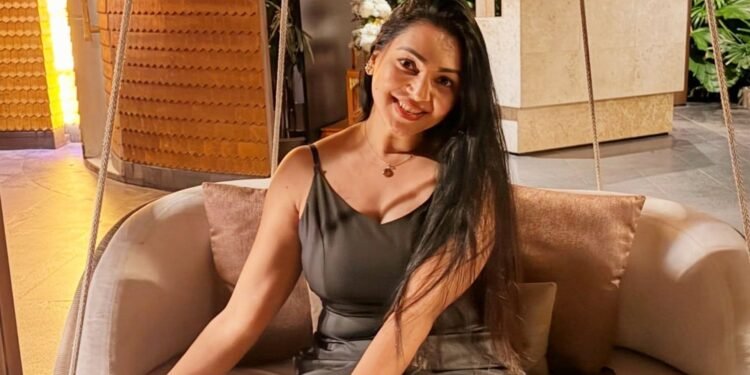 ১৬ বছরের নীরবতা ভাঙলেন প্রভা